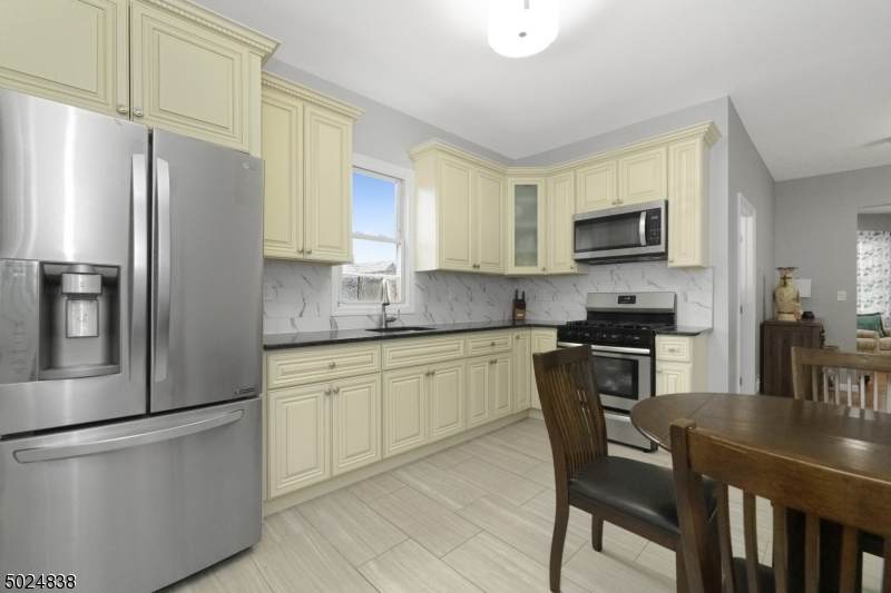 189 Matthew St - Photo 1