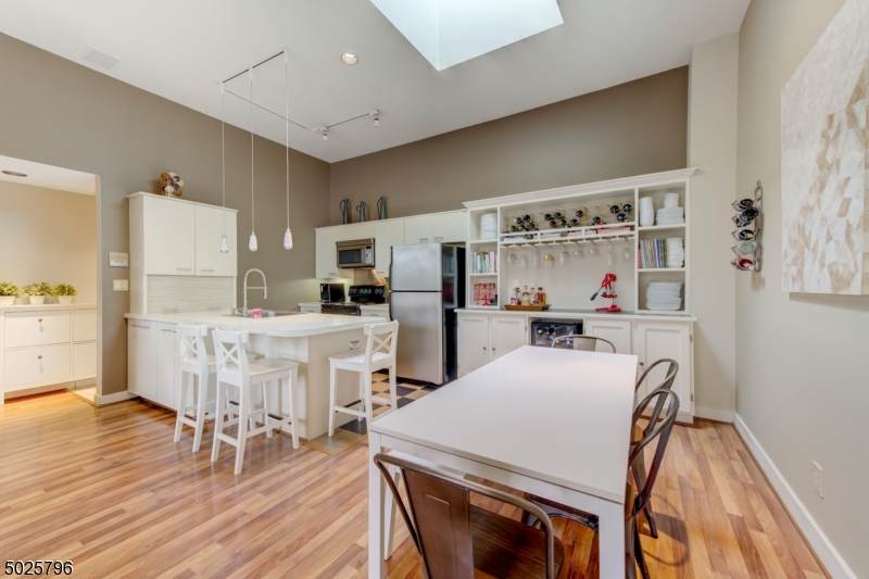 211 Main St Apt 10 - Photo 1