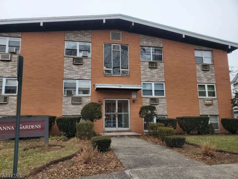 744 Hazard Pl - Photo 1