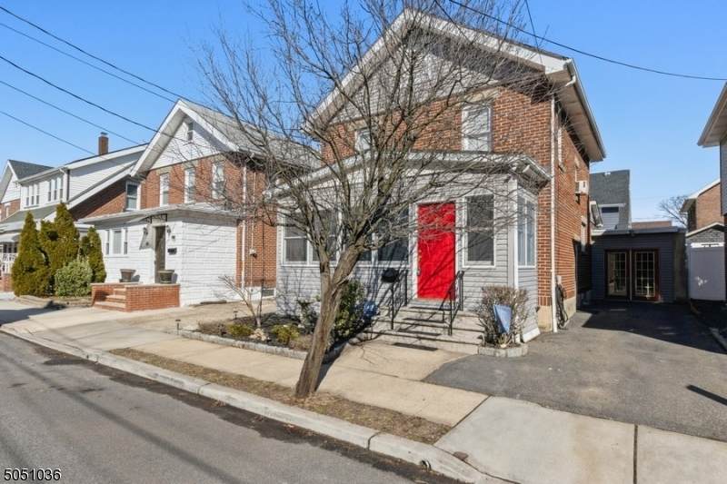 148 Valentine Pl - Photo 1