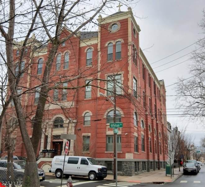 305 Whiton St - Photo 1