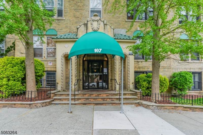 107 Kensington Ave - Photo 1