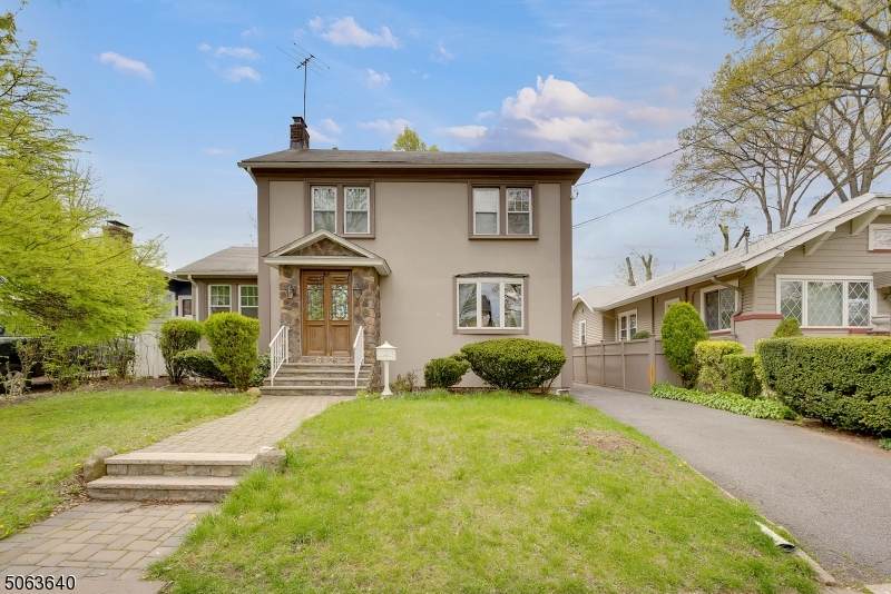 612 Locust St - Photo 1