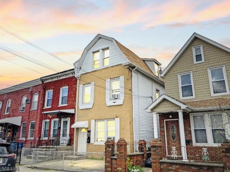 676 Chestnut St - Photo 1