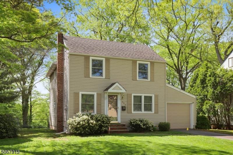 492 Broughton Ave - Photo 1