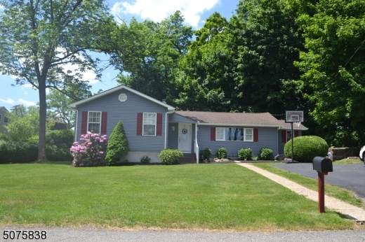 16 Lawrence Ave - Photo 1