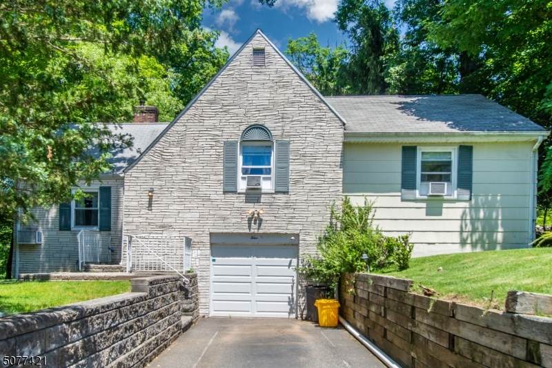 4 Lakewood Ave - Photo 1