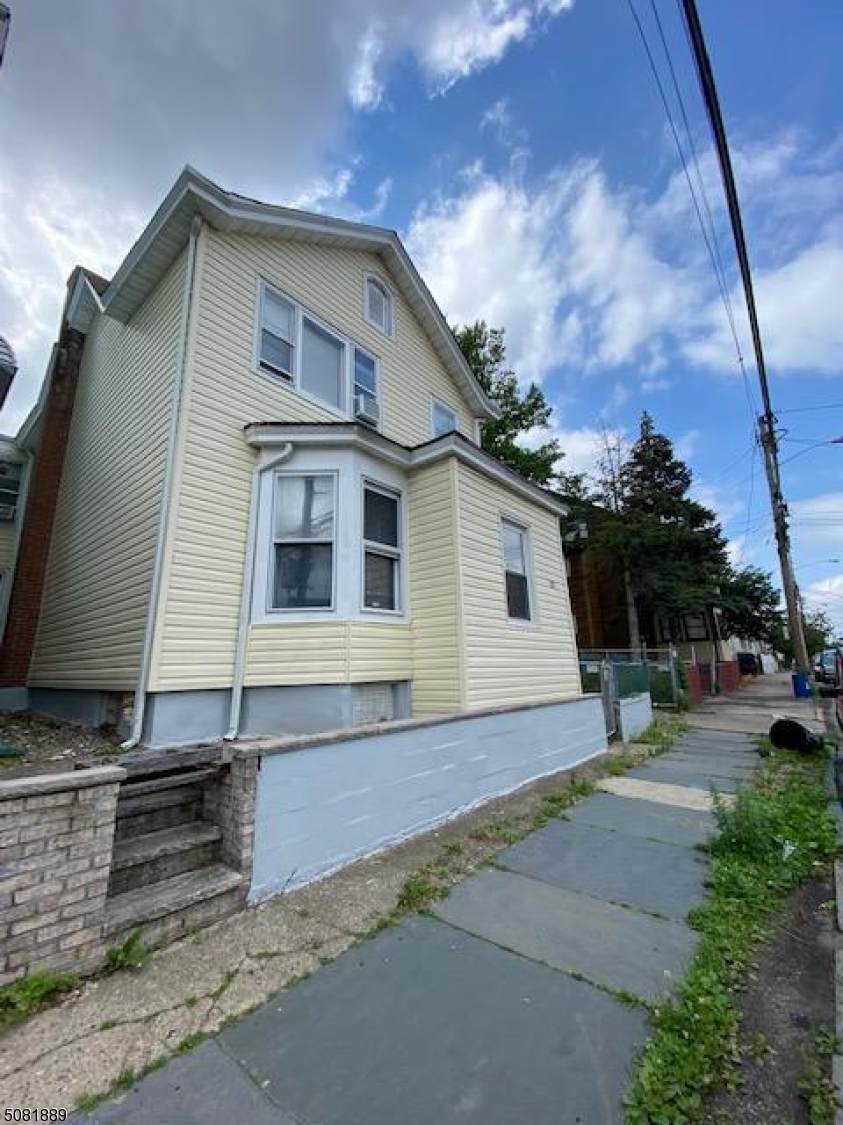 121 Butler St - Photo 1