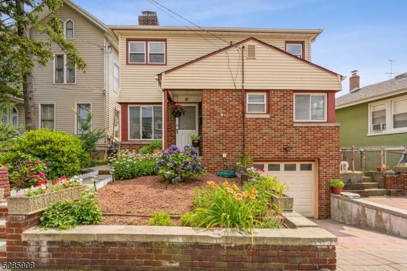 54 Bay Ave - Photo 1