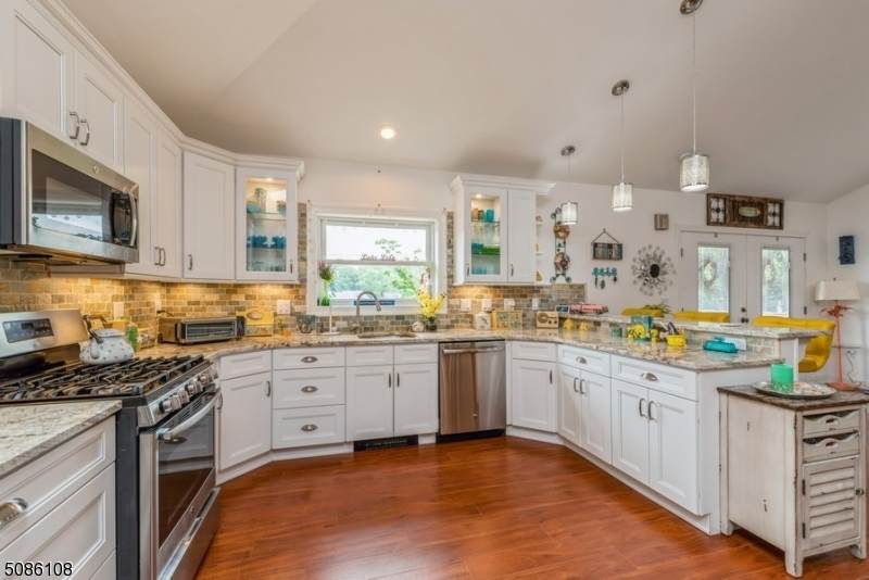 124 Hudson Ave - Photo 1