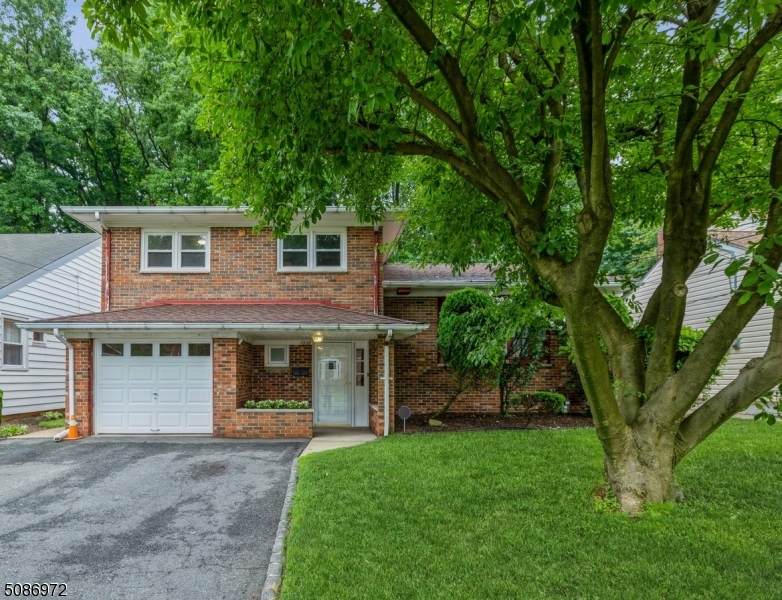 1038 Lowden Ave - Photo 1