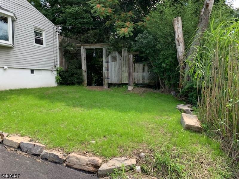 19 Pepperidge Rd - Photo 1