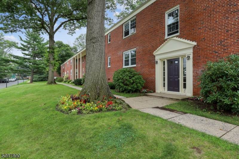 390 Morris Ave - Photo 1