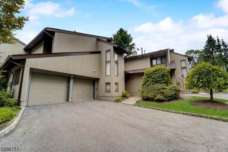 8 Stonegate Dr - Photo 1