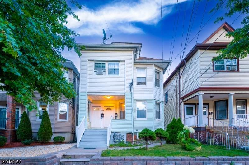 729 Jackson Ave - Photo 1