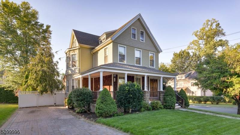 37 Elm Pl - Photo 1