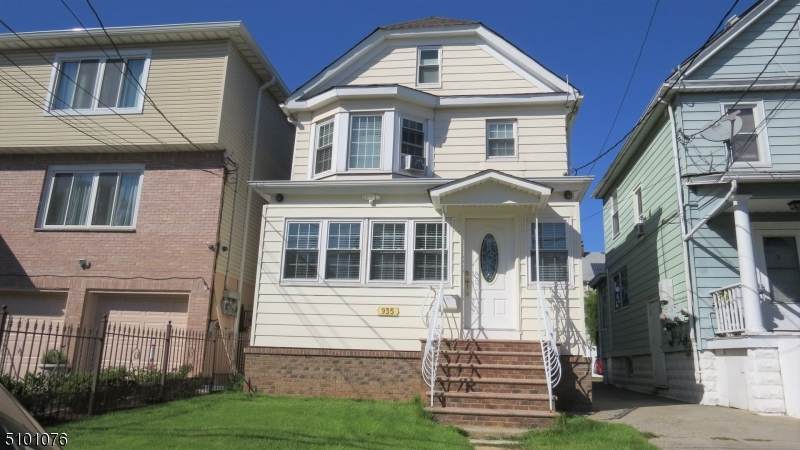 935 Grove St - Photo 1