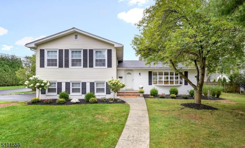 135 Commonwealth Ave - Photo 1