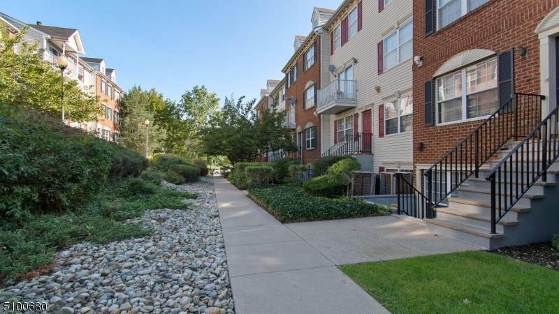25 Vaughan Dr - Photo 1