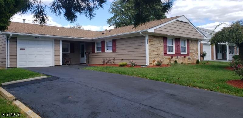 102 Earnshaw Ln - Photo 1
