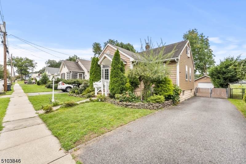 208 Vreeland Ave - Photo 1