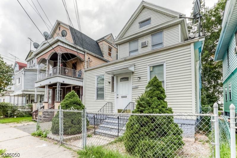 1053 Grove St - Photo 1