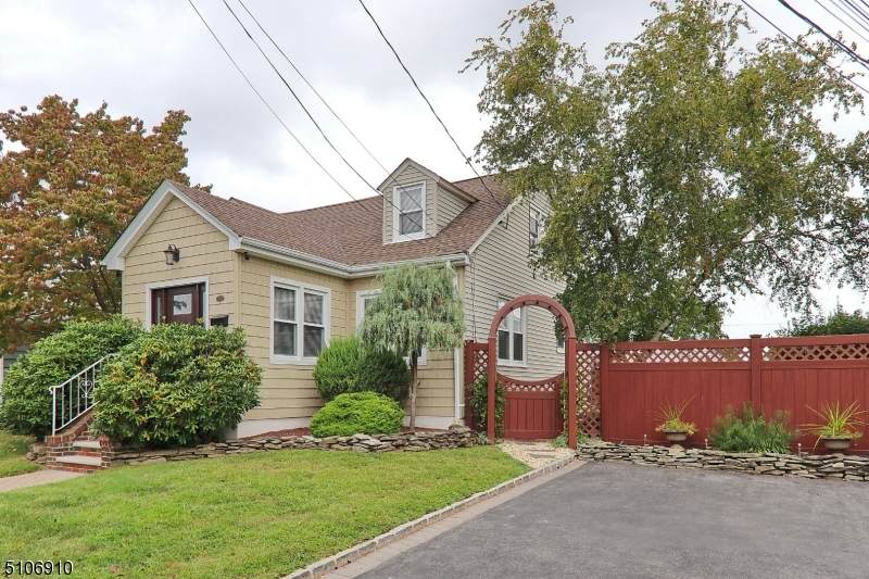 522 Spruce St - Photo 1