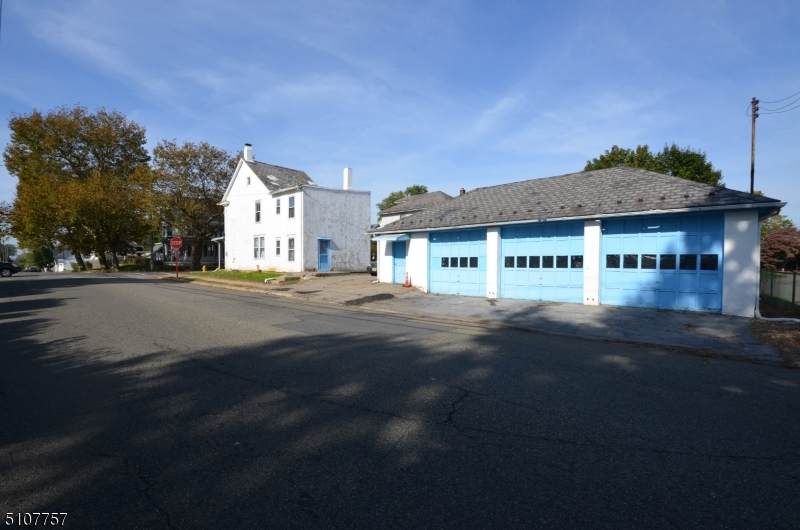 321 Bates St - Photo 1