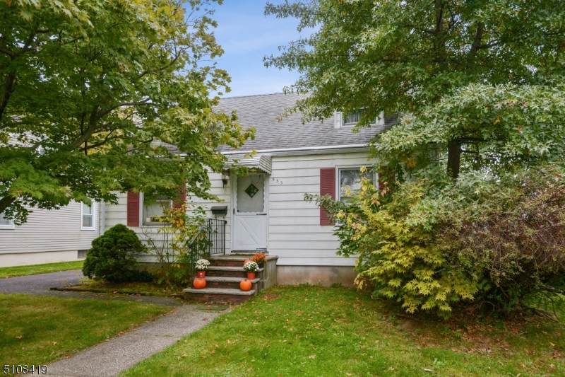 553 Carleton St - Photo 1