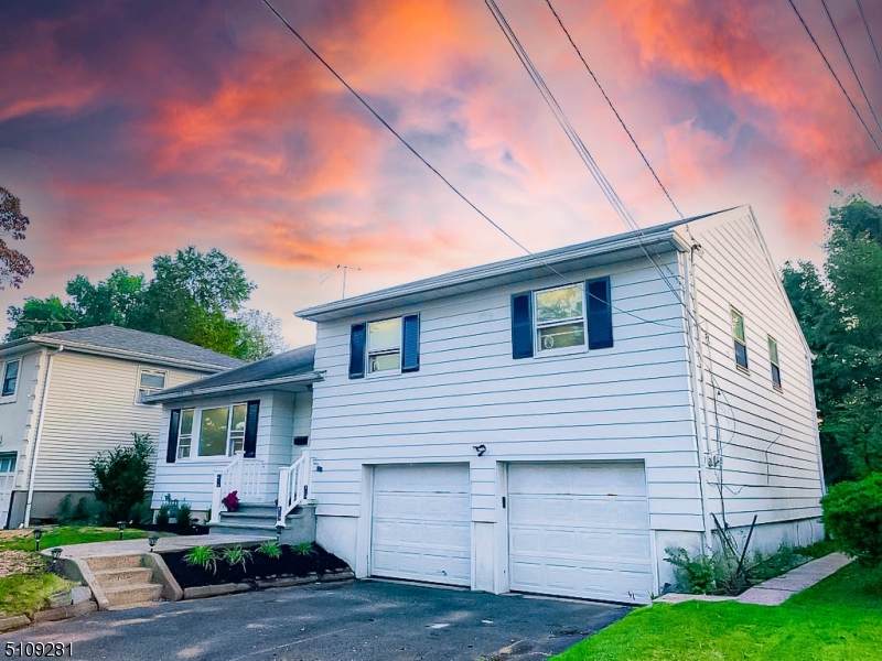 2526 Leslie St - Photo 1