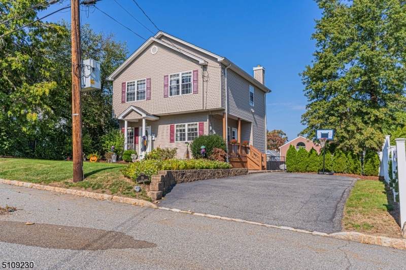 28 Iroquois Ave - Photo 1