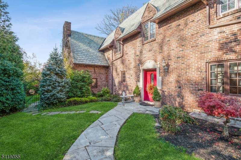 83 Linden Ave - Photo 1