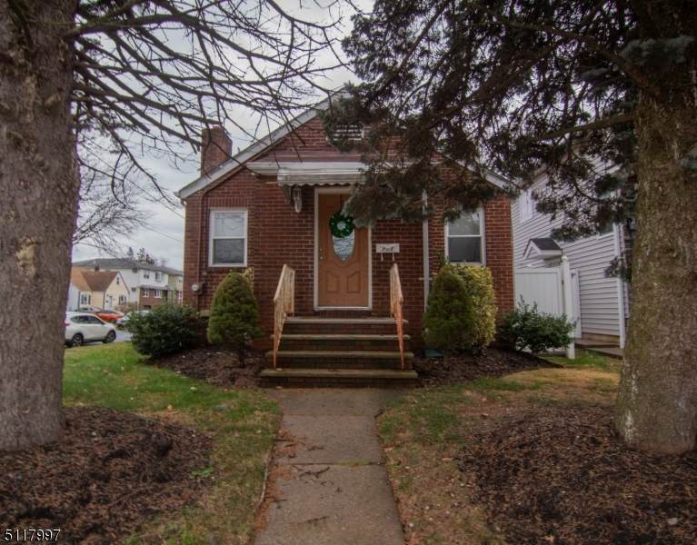 901 W Elm St - Photo 1