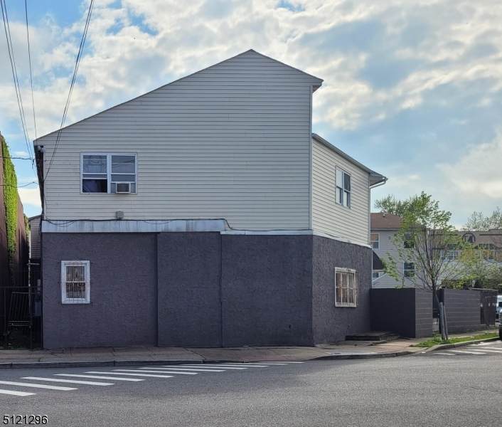 604 Livingston St - Photo 1