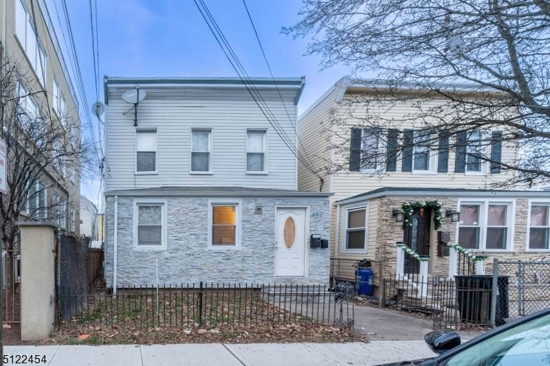 593 Christopher St - Photo 1