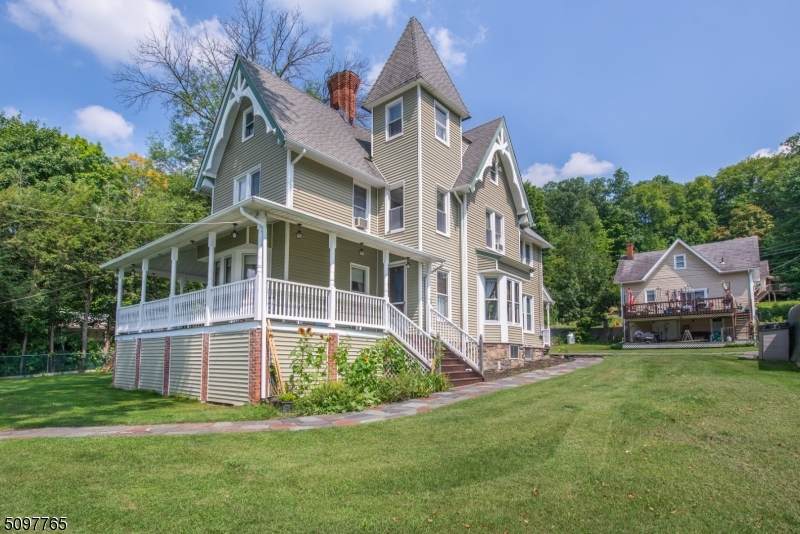 83 Edgemere Ave - Photo 1