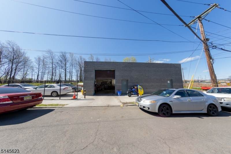 231 Jefferson Ave - Photo 1