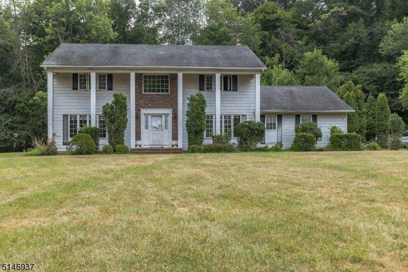 10 Colonial Dr - Photo 1