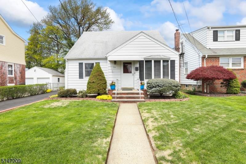 918 Garden St - Photo 1