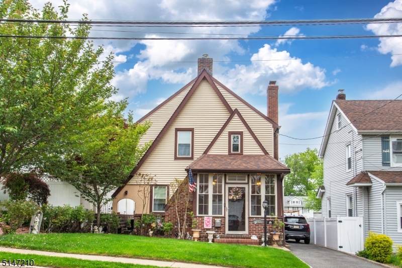 347 Roosevelt Ave - Photo 1