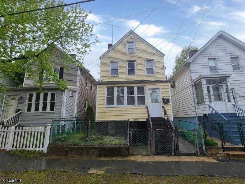 570 Beach St - Photo 1