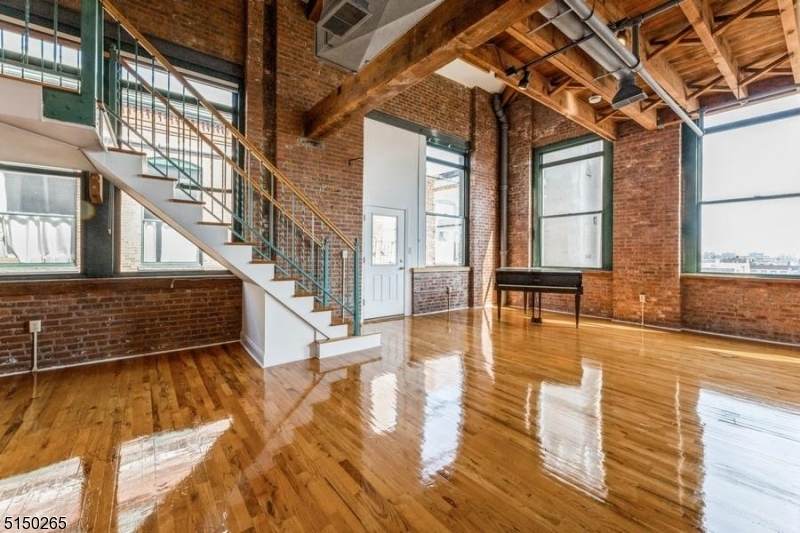 126 Webster Ave - Photo 1