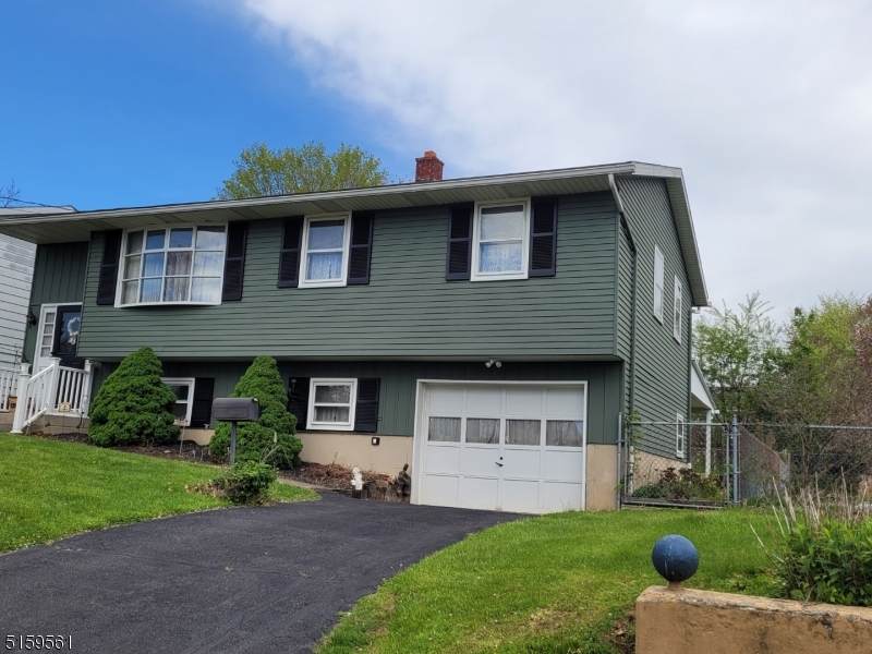 1093 Grand St - Photo 1