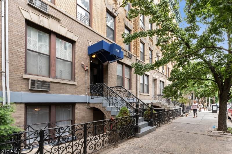 1122 Hudson St - Photo 1