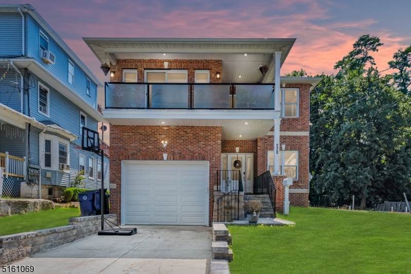 220 Grant Ave - Photo 1