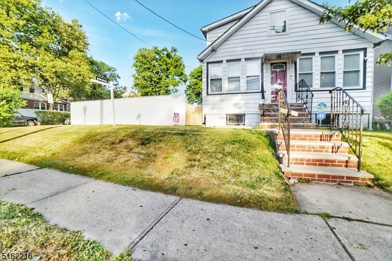 1561 Summit Ave - Photo 1