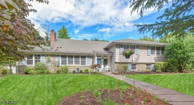 985 Woodmere Dr - Photo 1