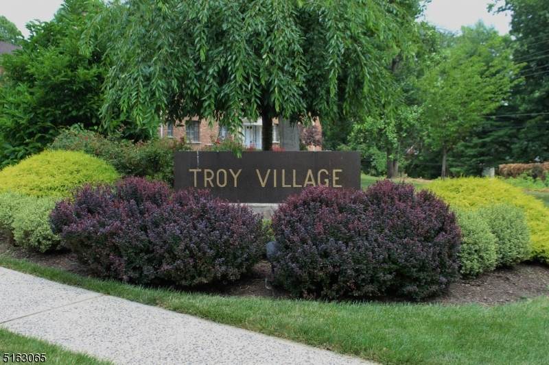 4 Troy Dr - Photo 1