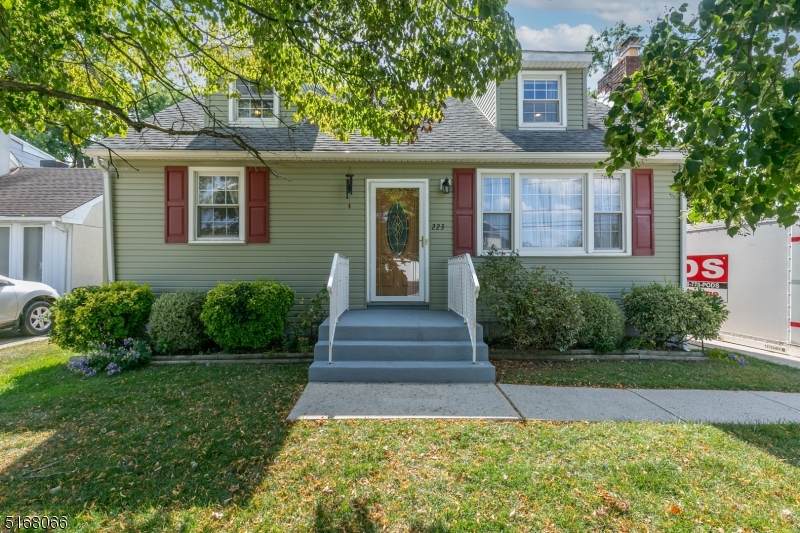 223 California Ave - Photo 1