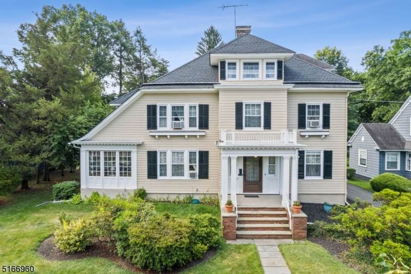 1126 Martine Ave - Photo 1